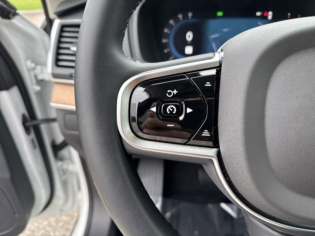 2025 Volvo XC90 Core photo 22