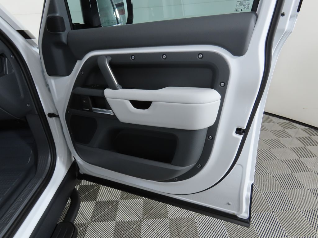 2025 Land Rover Defender 110 S photo 23