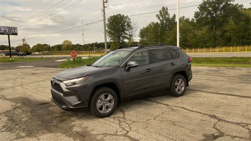 2025 Toyota RAV4 XLE photo 4