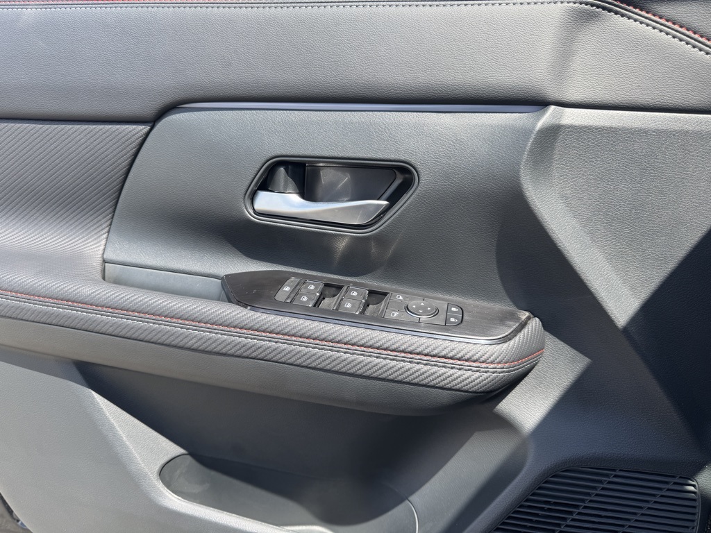 2025 Nissan Kicks SR photo 11