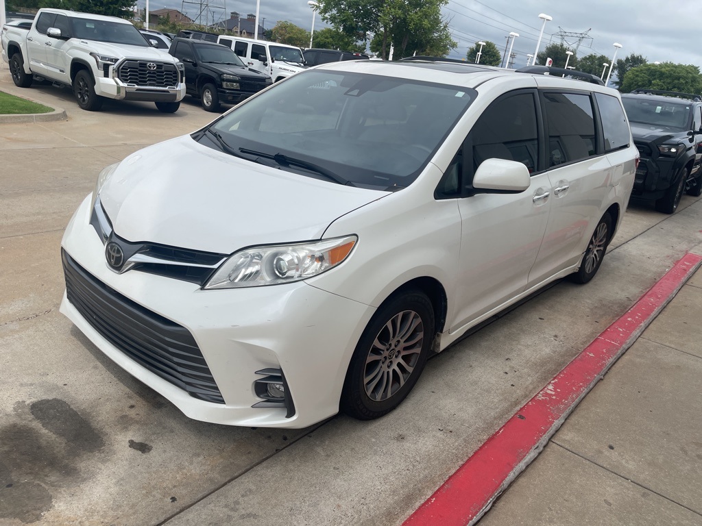 2020 Toyota Sienna XLE photo 2