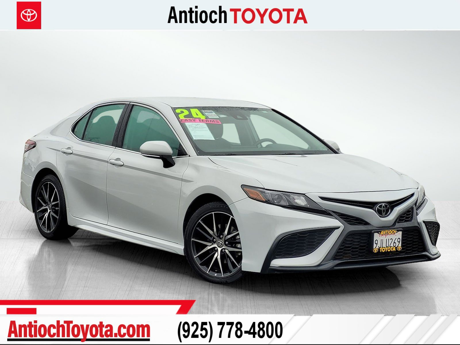 2024 Toyota Camry SE's photo