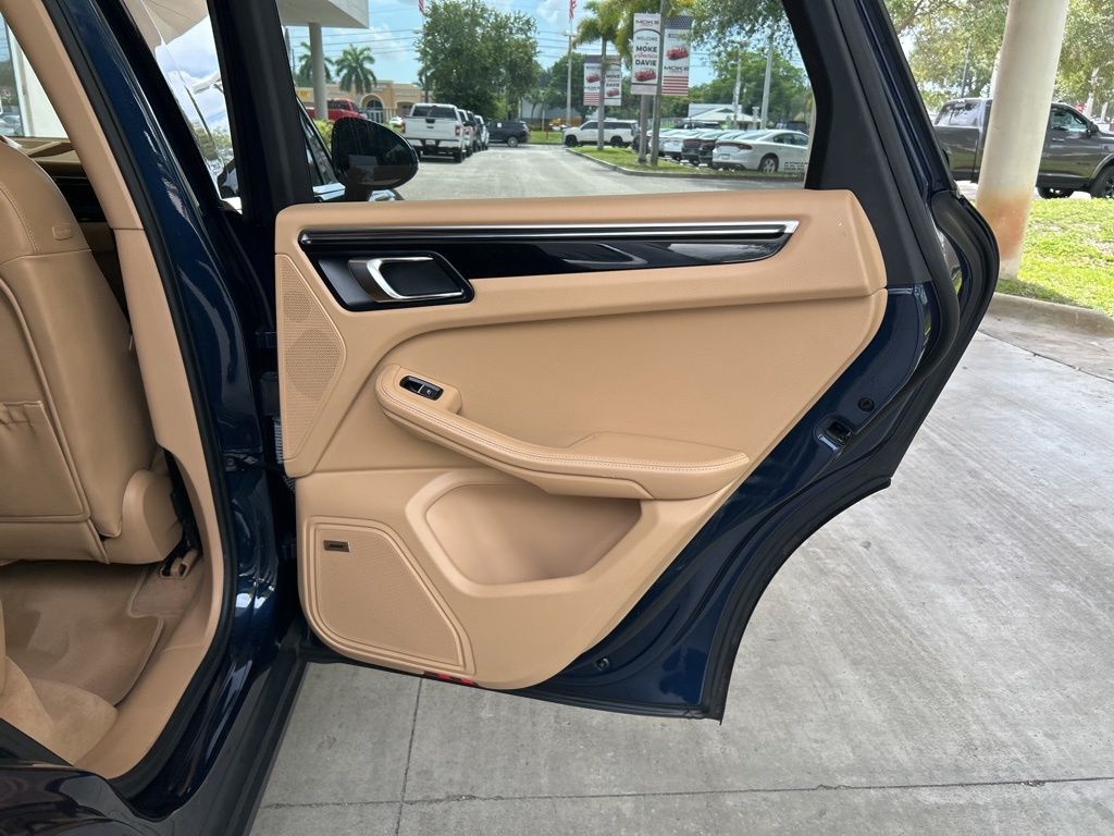 2015 Porsche Macan S photo 26