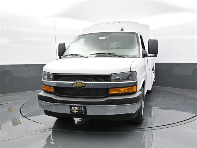 2025 Chevrolet Express Cutaway 3500 photo 2