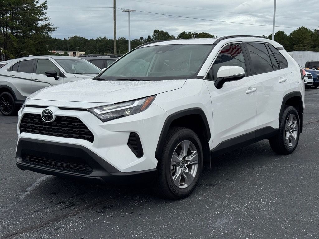 2025 Toyota RAV4 XLE photo 7