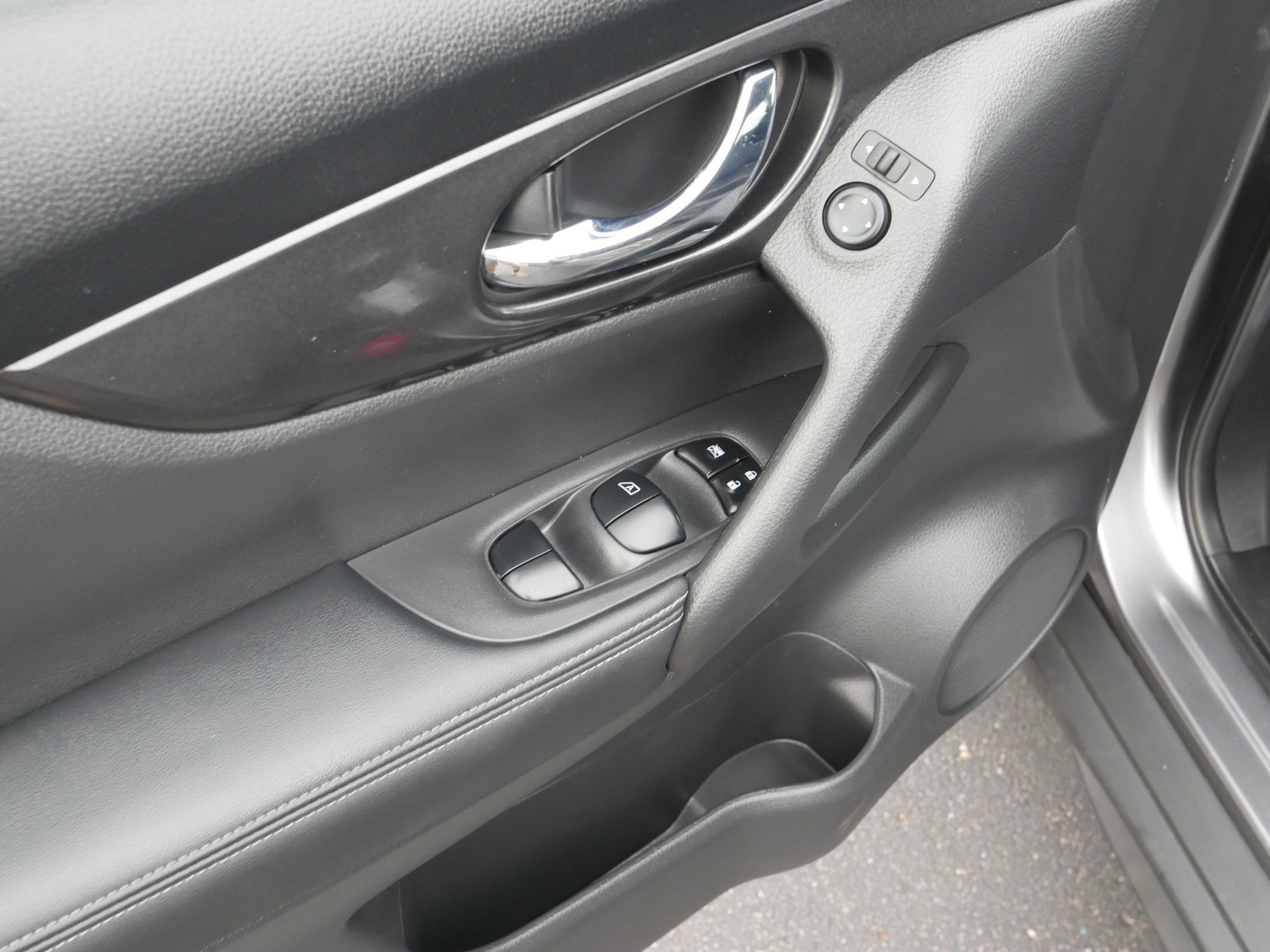 2019 Nissan Rogue SV photo 19