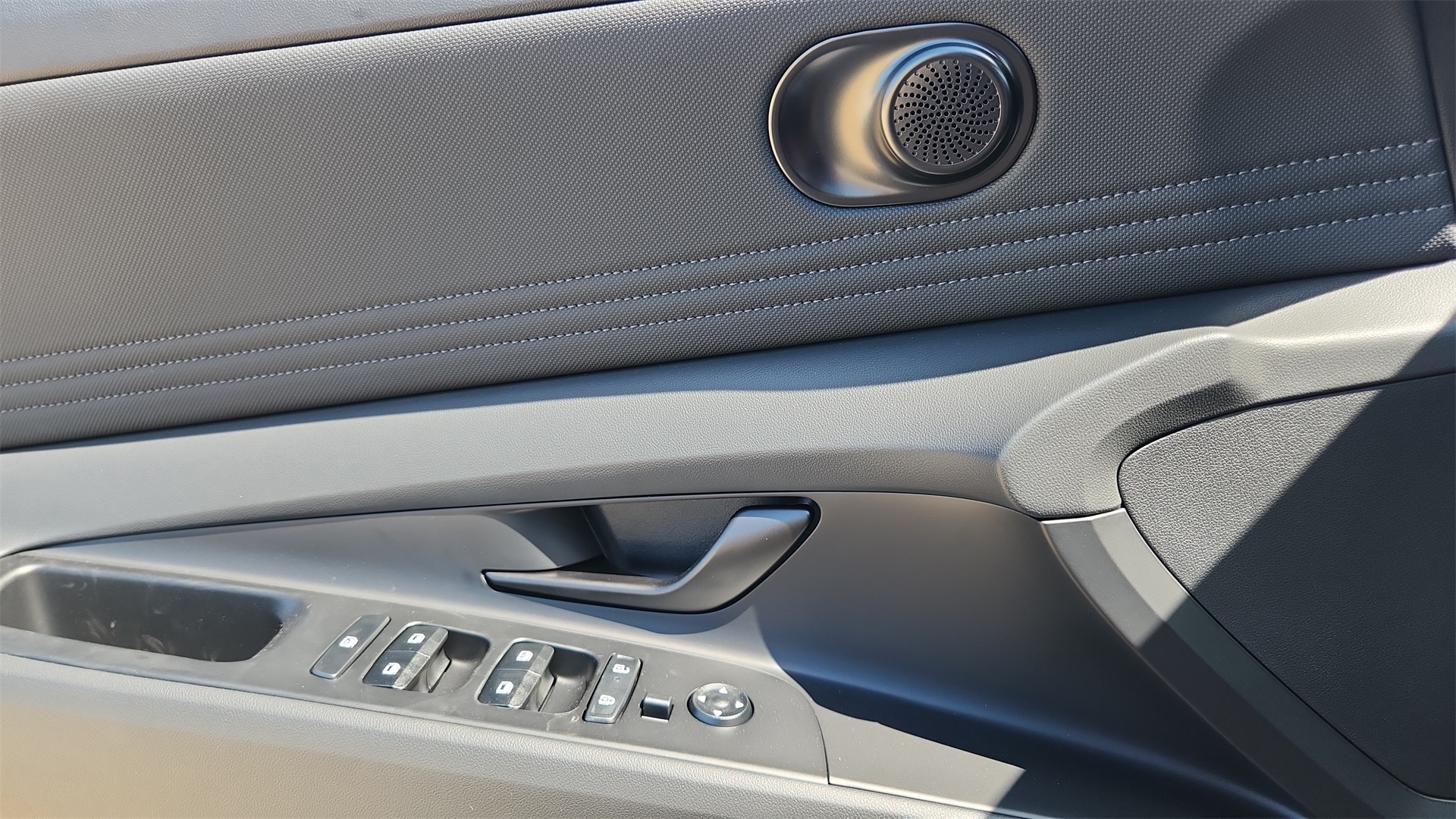 2025 Hyundai Elantra SEL Sport photo 22