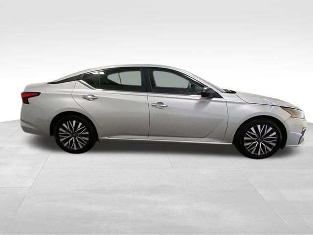 2024 Nissan Altima 2.5 SV photo 2