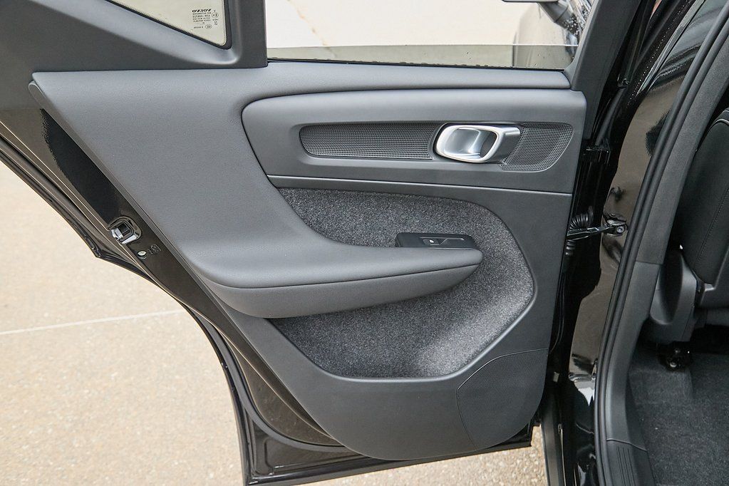 2026 VOLVO XC40 - Image 15