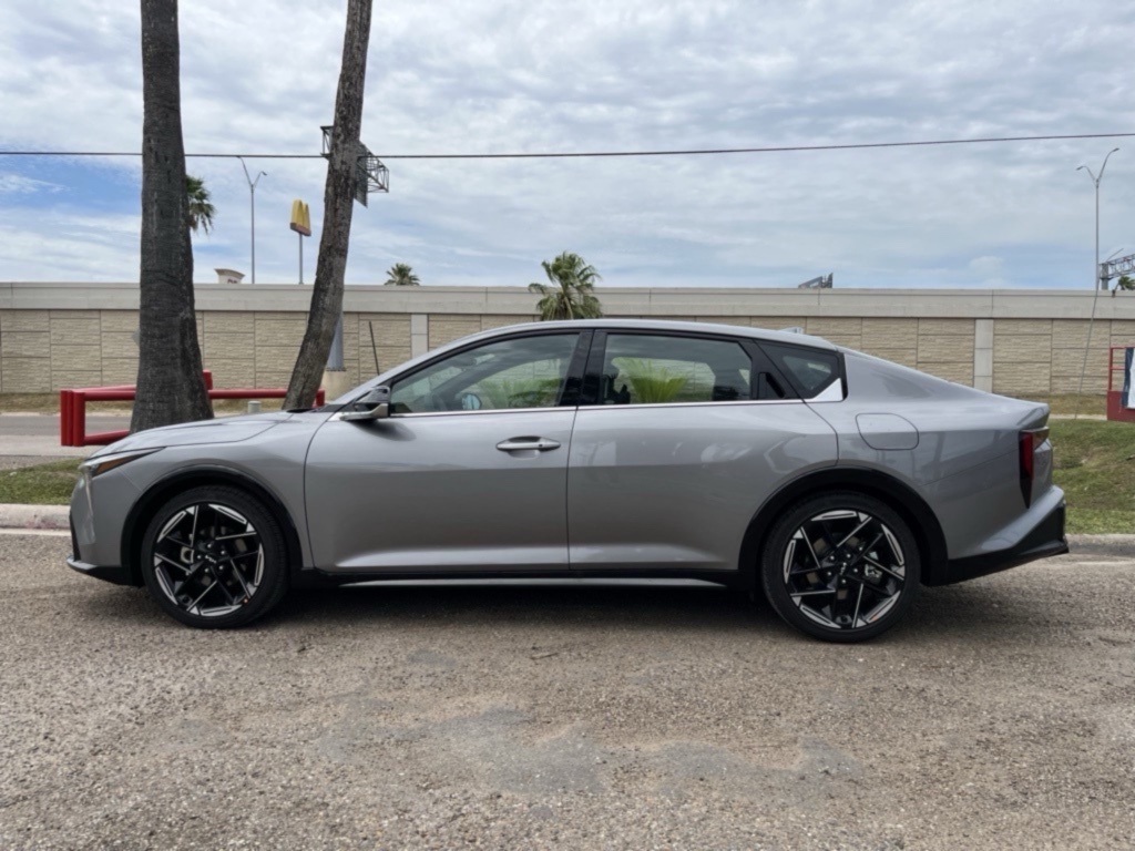 2025 Kia K4 GT-Line photo 2