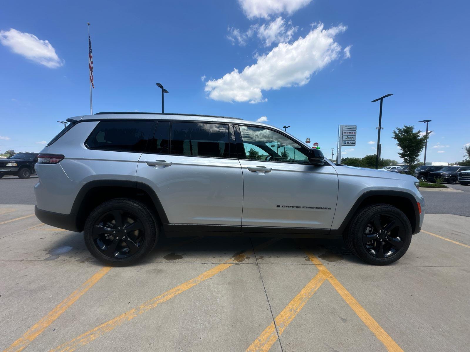 2025 Jeep Grand Cherokee Limited photo 2