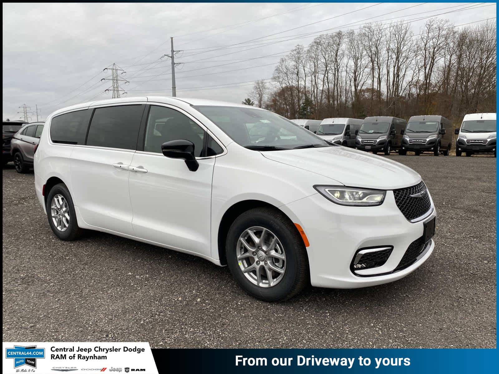 2026 Chrysler Pacifica Select's photo