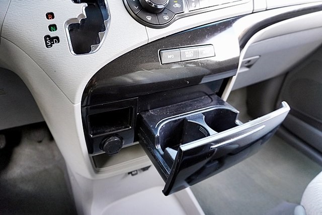 Used 2014 Silver Toyota LE image 28