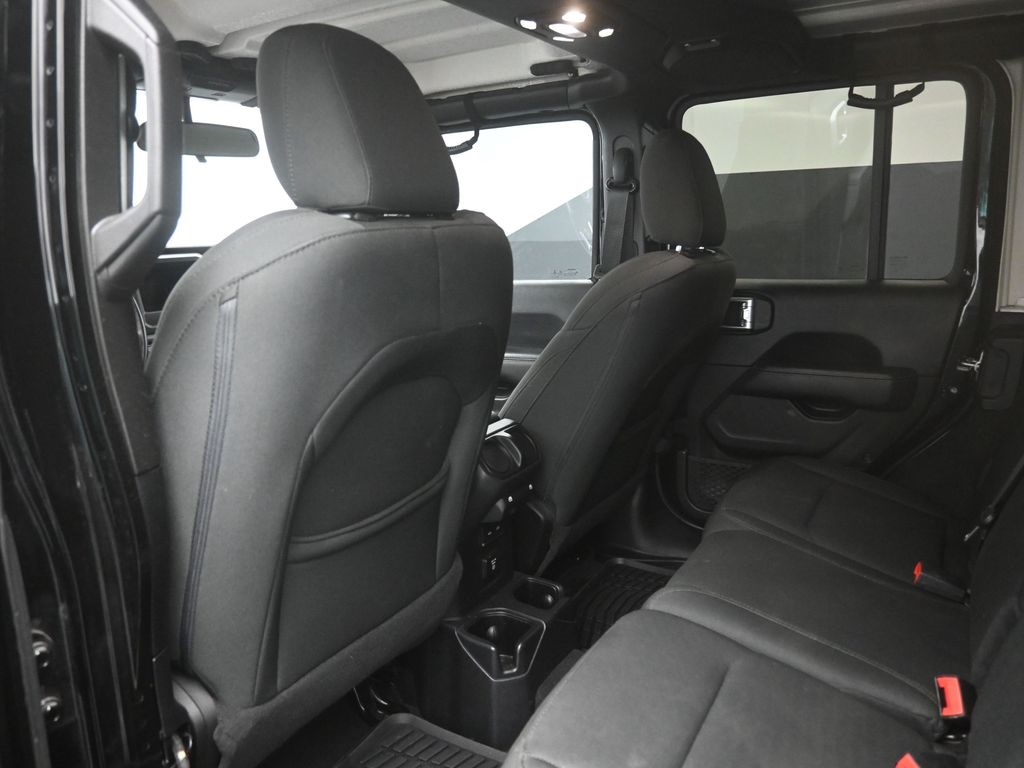 2019 Jeep Wrangler Unlimited Sahara photo 2