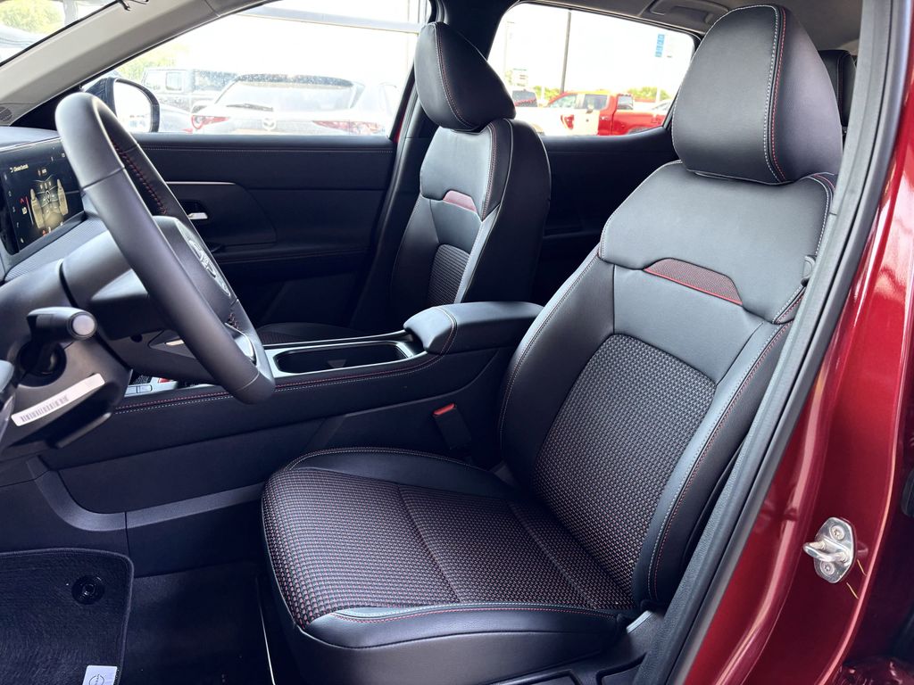 2025 Nissan Kicks SR photo 19