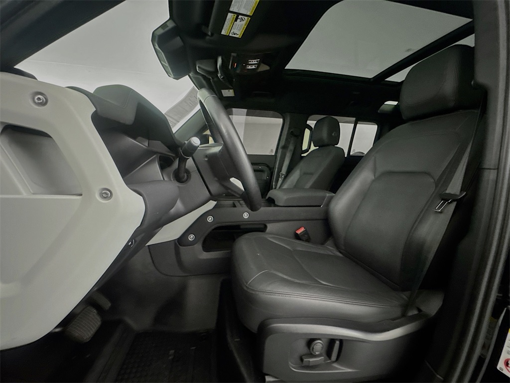 2023 Land Rover Defender 110 SE photo 17
