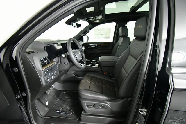 2025 Chevrolet Suburban High Country photo 4