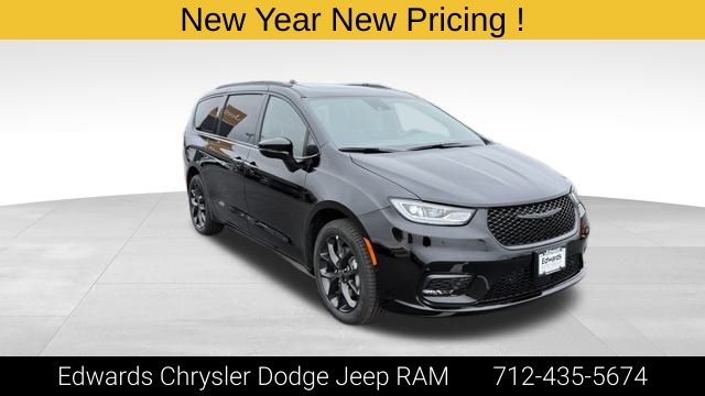 2026 Chrysler Pacifica Limited's photo