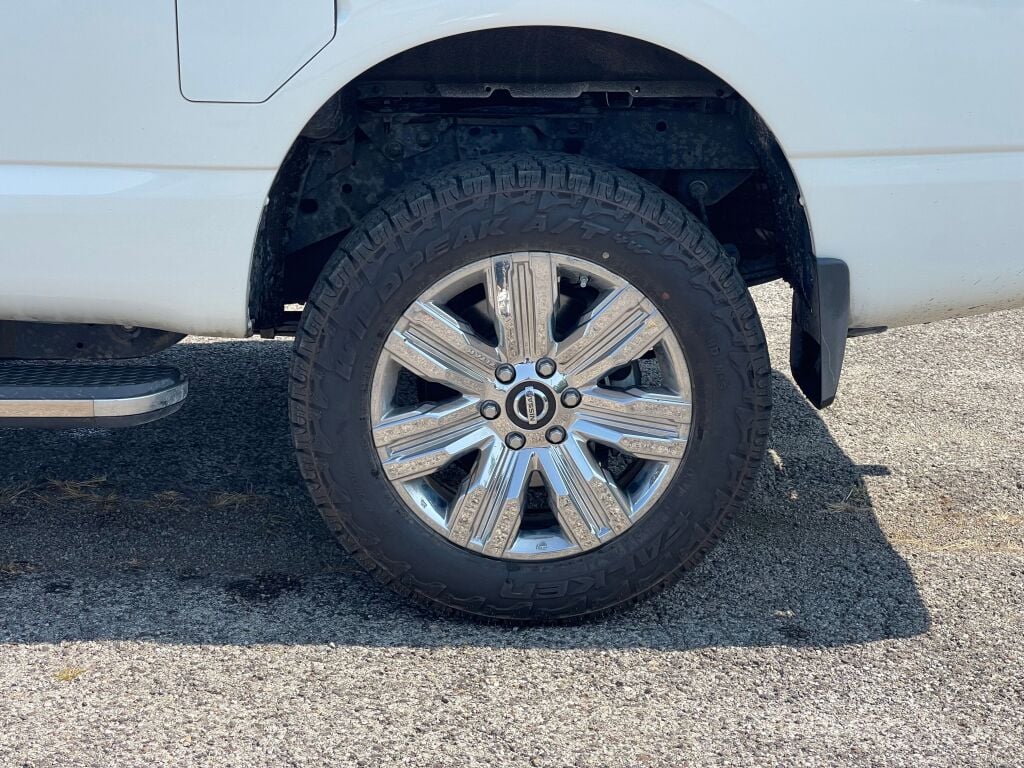 2020 Nissan Titan SL photo 28