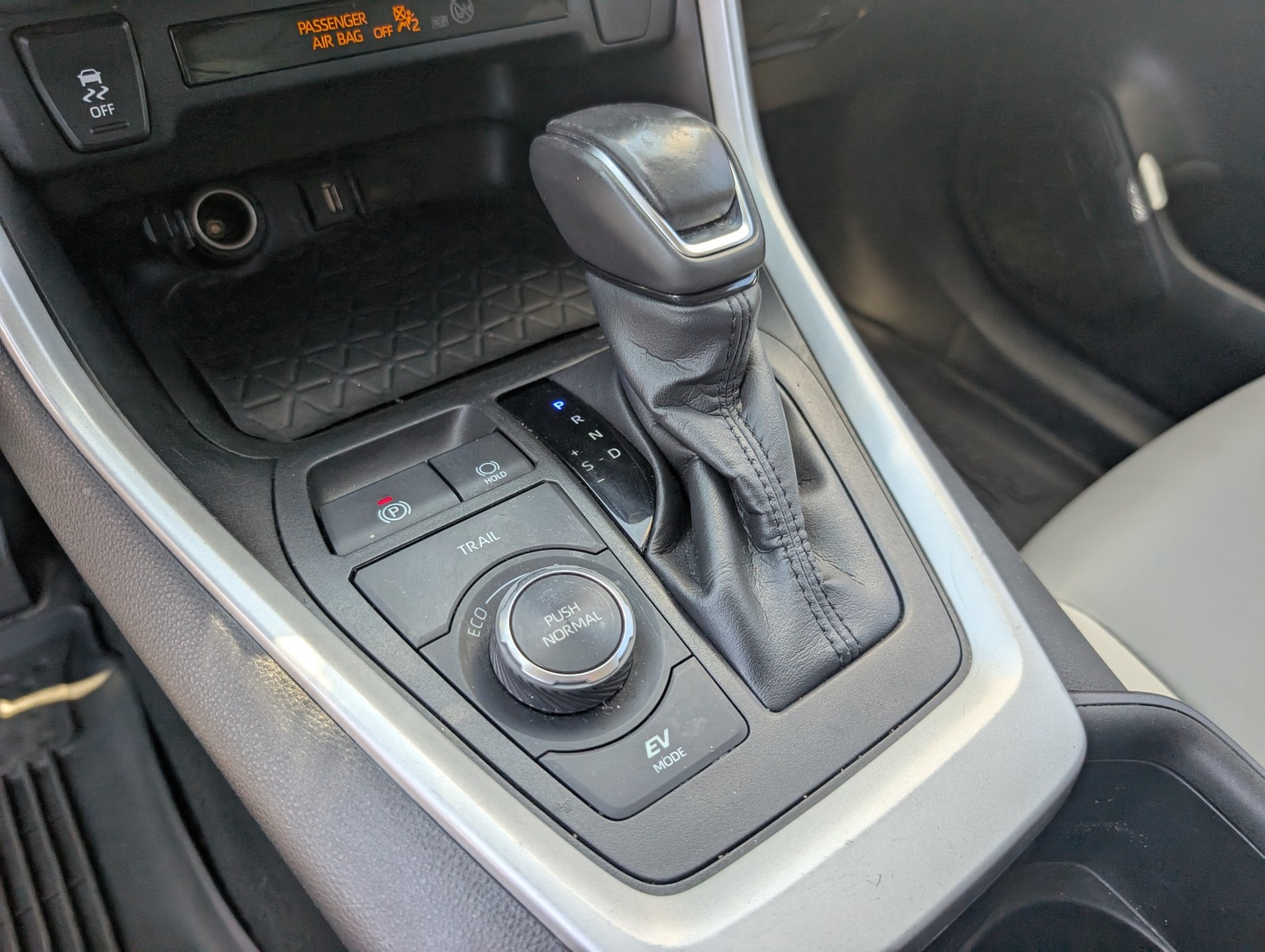 Used 2022 Midnight Black Metallic Toyota Hybrid XLE Premium image 16