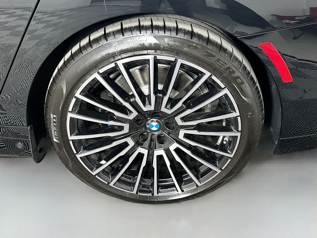 2026 Bmw 750e photo 23