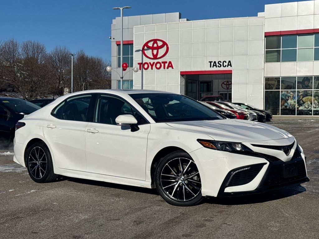 2023 Toyota Camry SE's photo