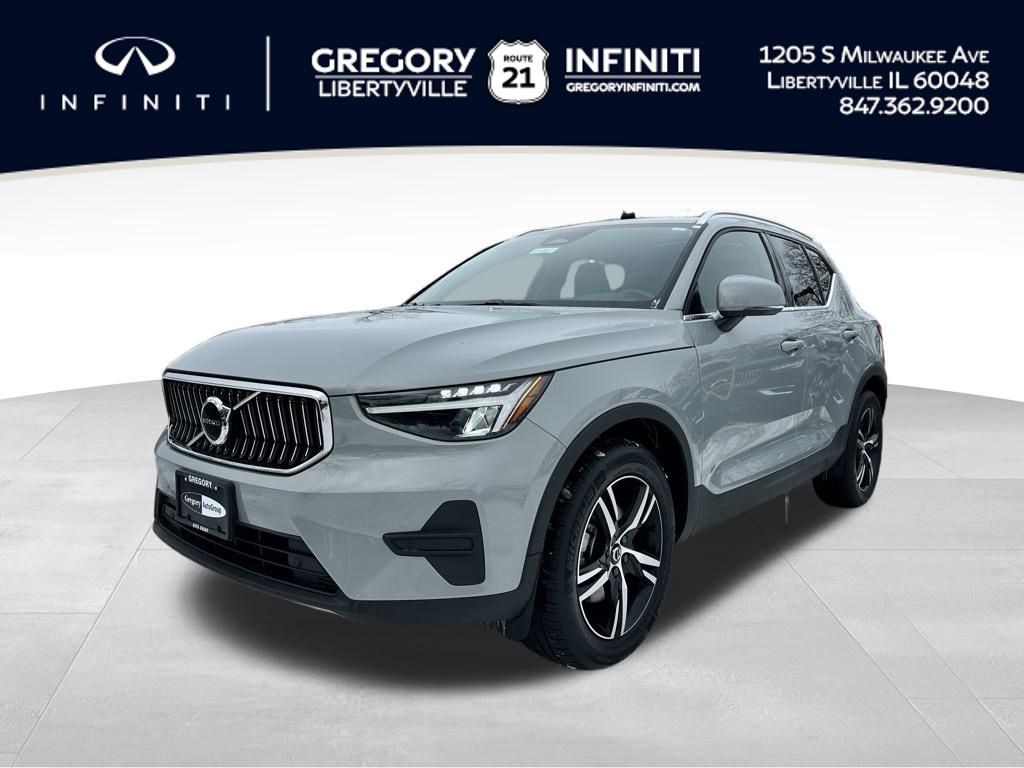 2025 Volvo XC40 Core's photo