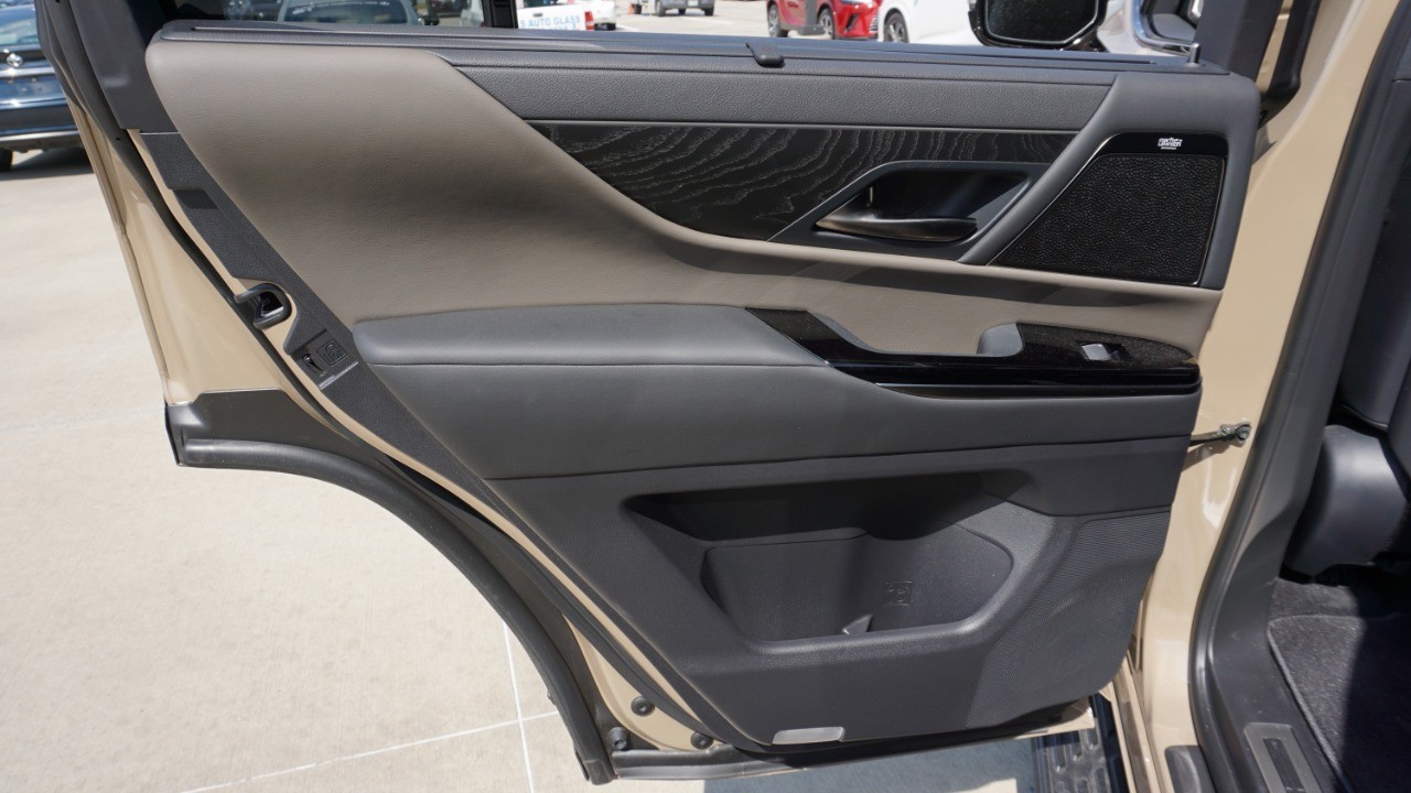 2025 Lexus LX photo 32
