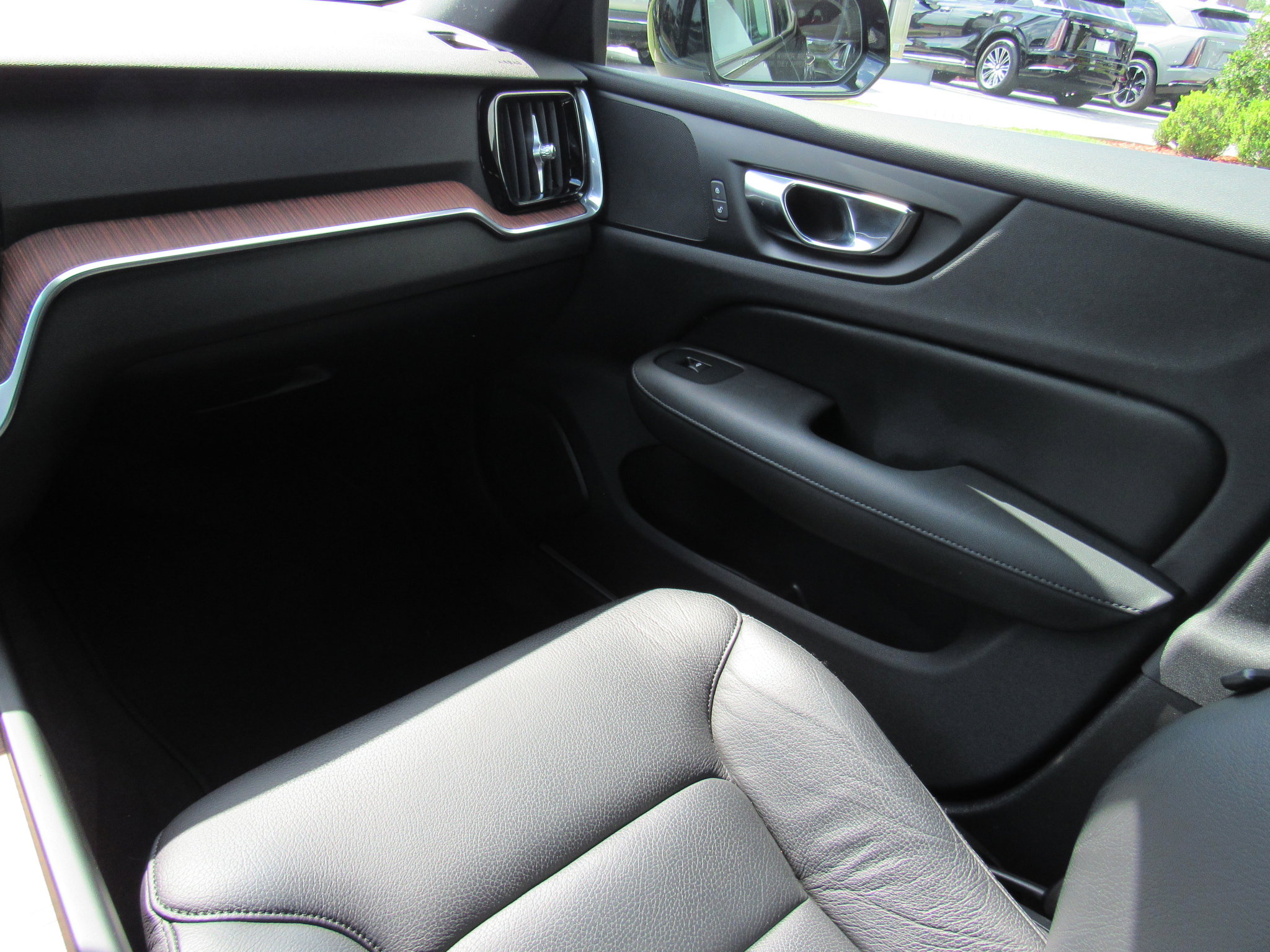 2023 Volvo S60 B5 Plus Black Edition photo 16