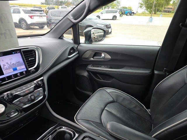 2021 Chrysler Pacifica Limited photo 26