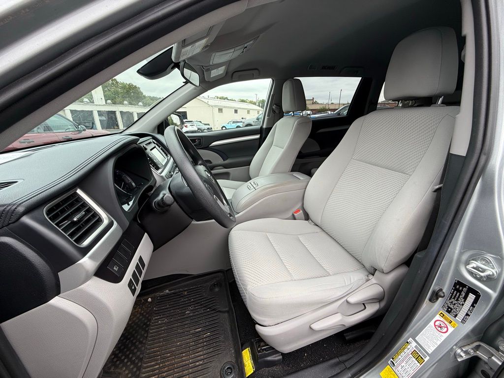 2019 Toyota Highlander LE photo 4