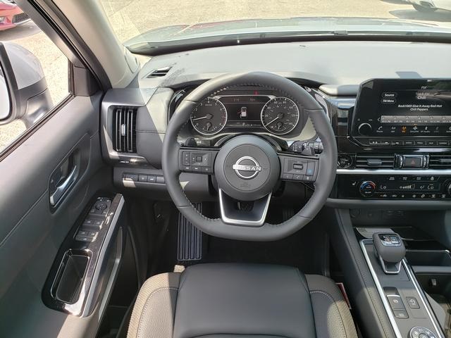 2025 Nissan Pathfinder SL photo 17