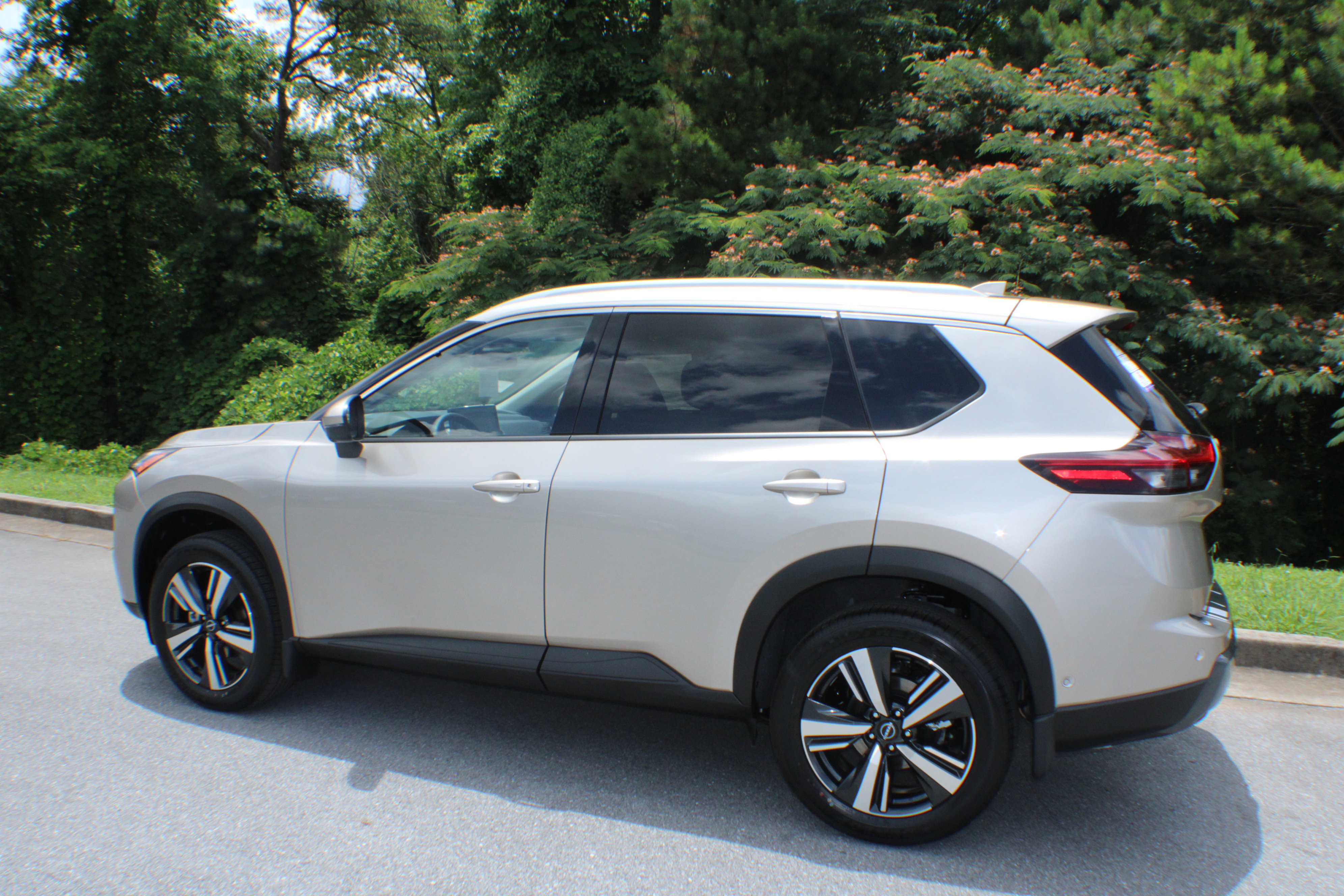 2025 Nissan Rogue SL photo 3
