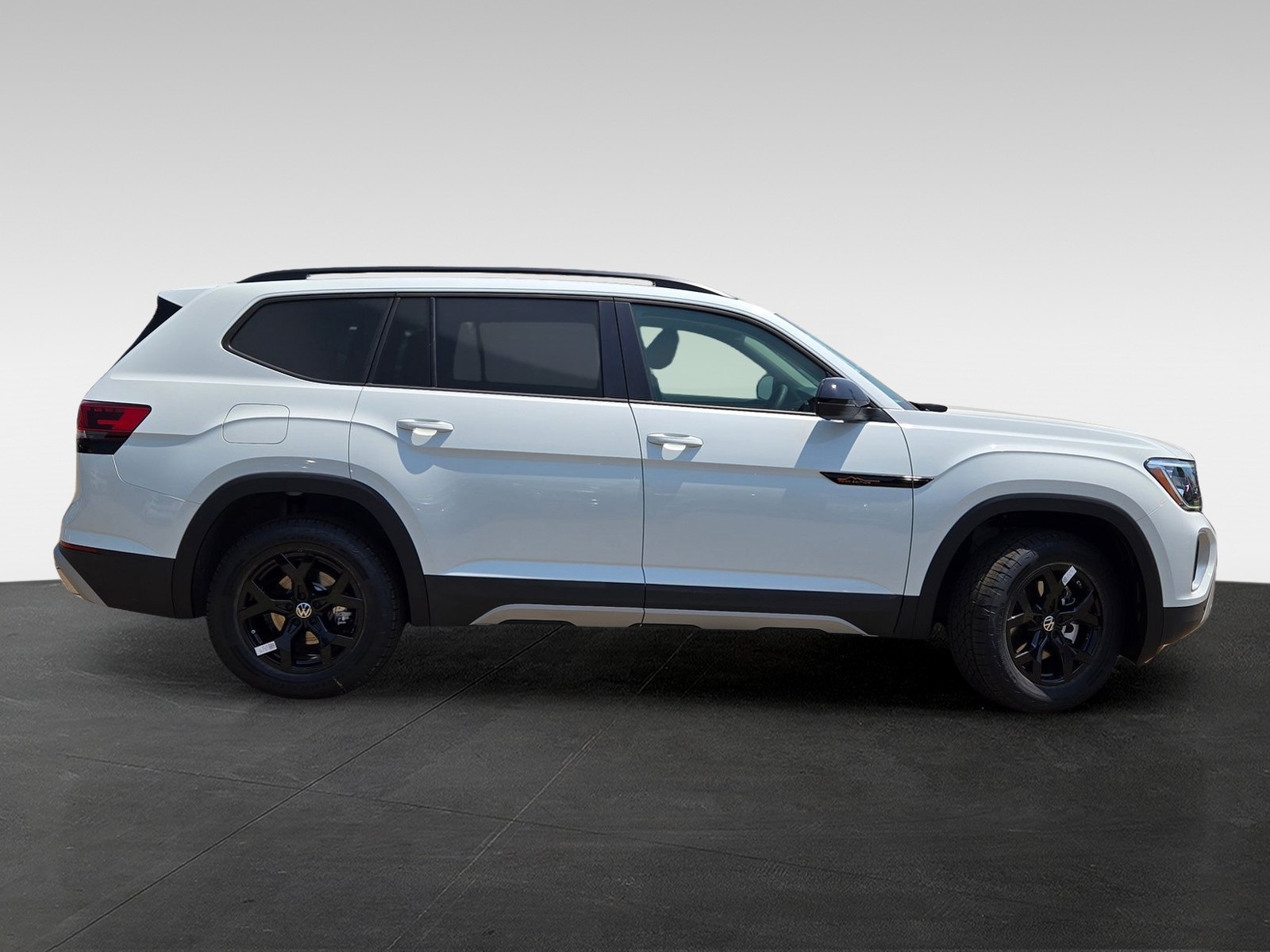 2025 Volkswagen Atlas SE Technology Peak Edition photo 3