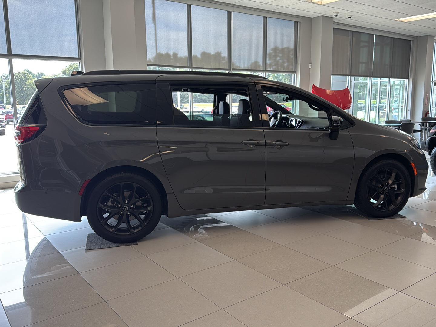 2025 Chrysler Pacifica Limited photo 3
