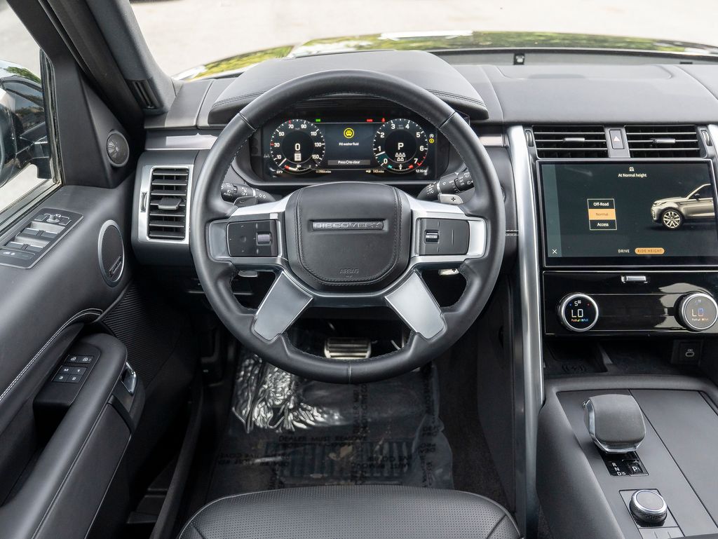 2024 Land Rover Discovery Metropolitan Edition photo 10