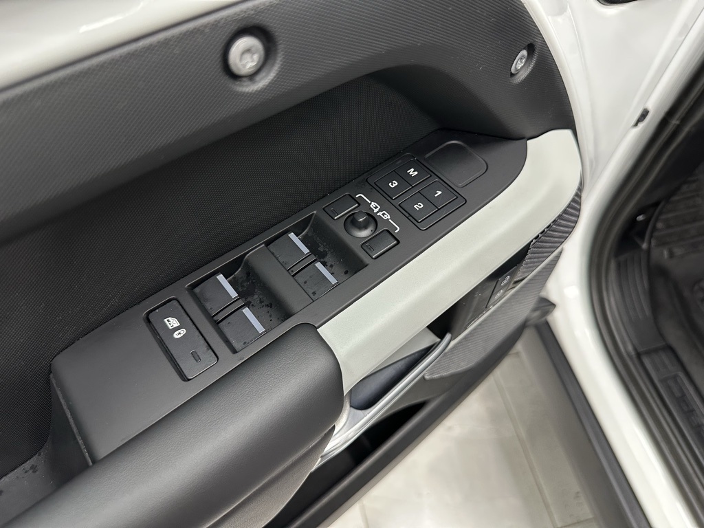 2024 Land Rover Defender 110 S photo 6