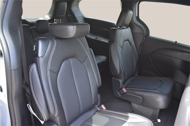 2025 Chrysler Pacifica photo 17