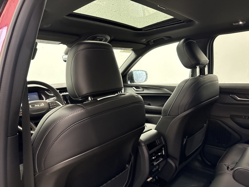 2025 Jeep Grand Cherokee Altitude photo 18