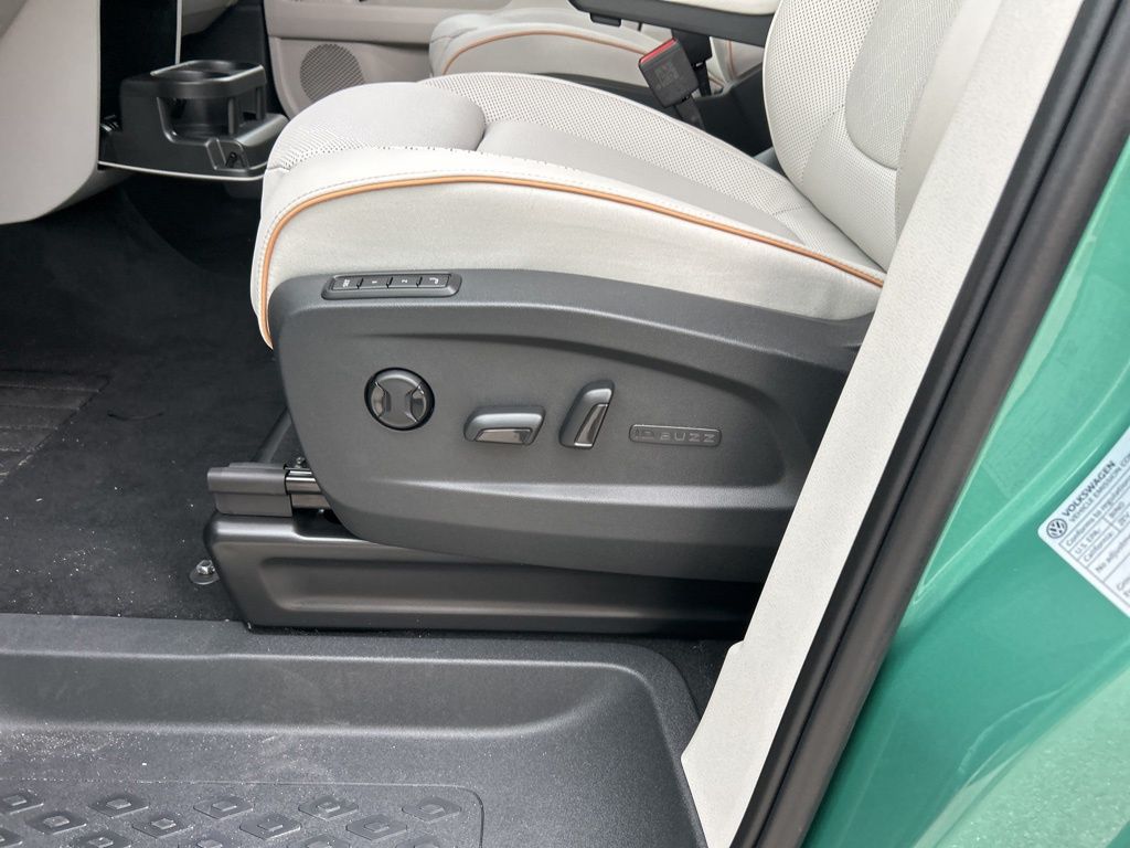 2025 Volkswagen ID. Buzz Pro Plus photo 10
