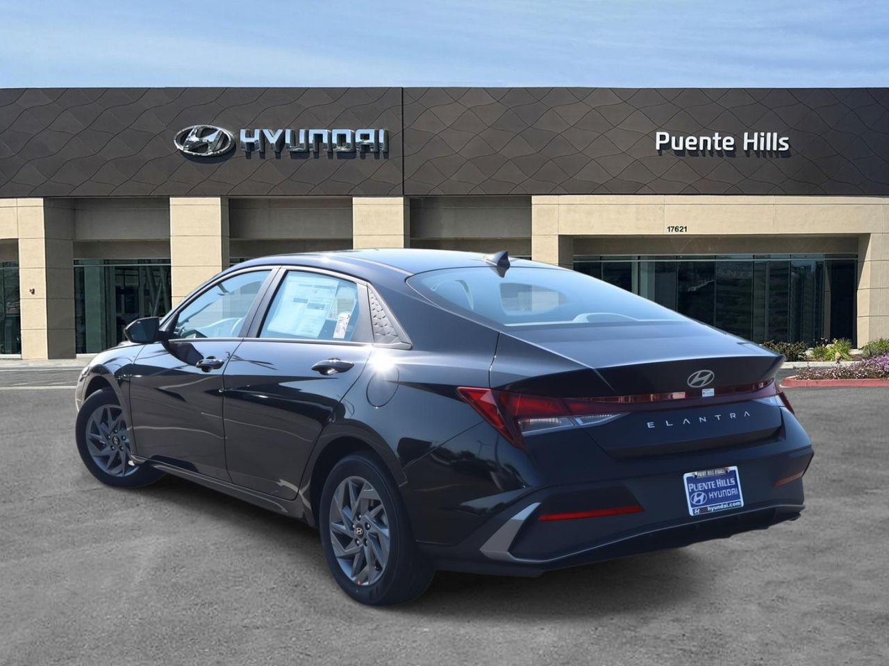 2025 Hyundai Elantra SEL Sport photo 3