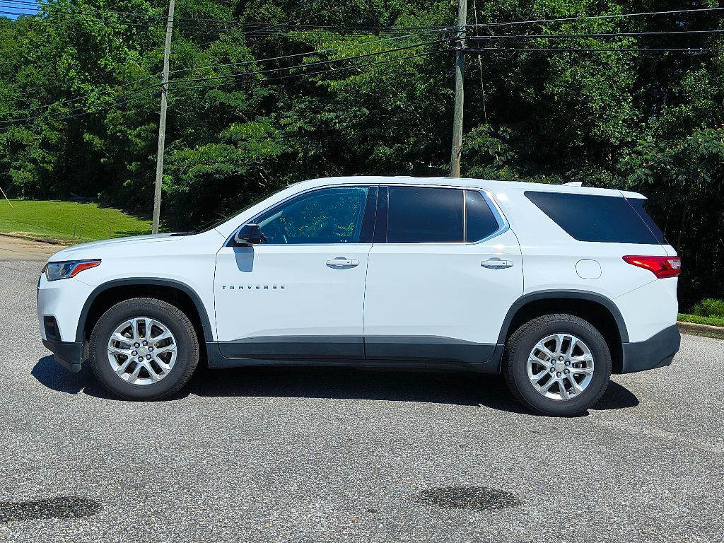 2021 Chevrolet Traverse LS photo 2