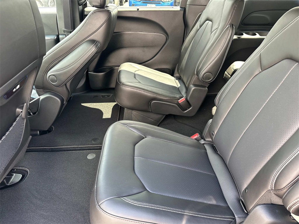 2025 Chrysler Pacifica photo 14