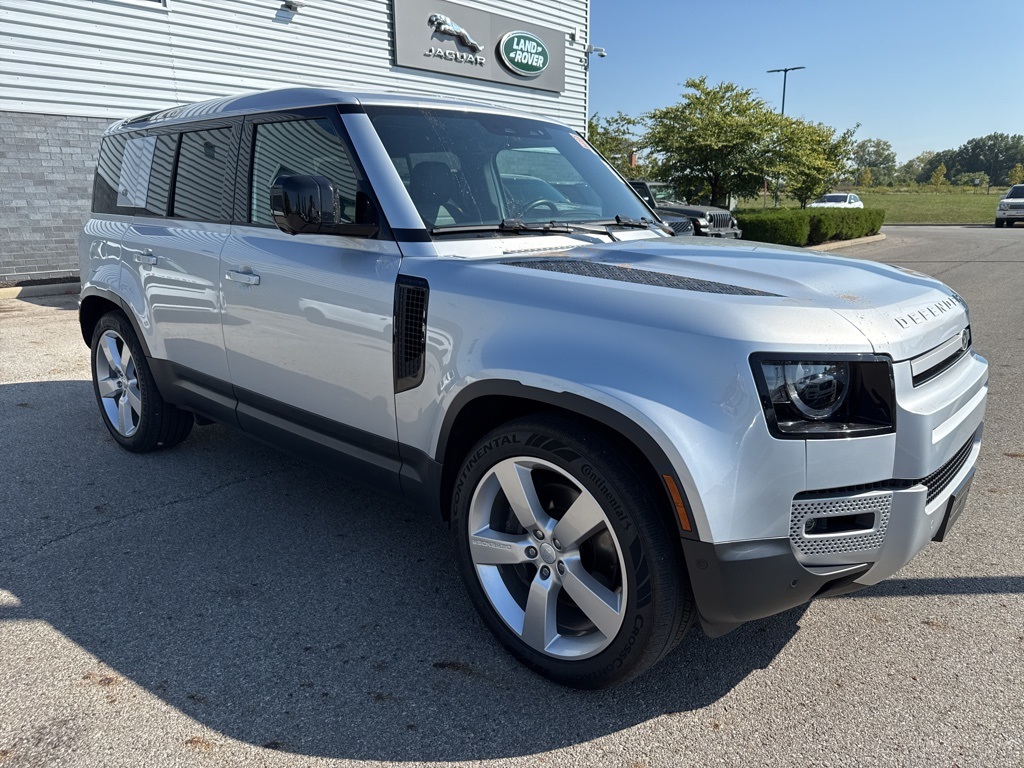 2024 Land Rover Defender 110 SE photo 2