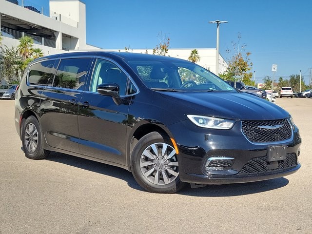 2024 Chrysler Pacifica PHEV Select's photo