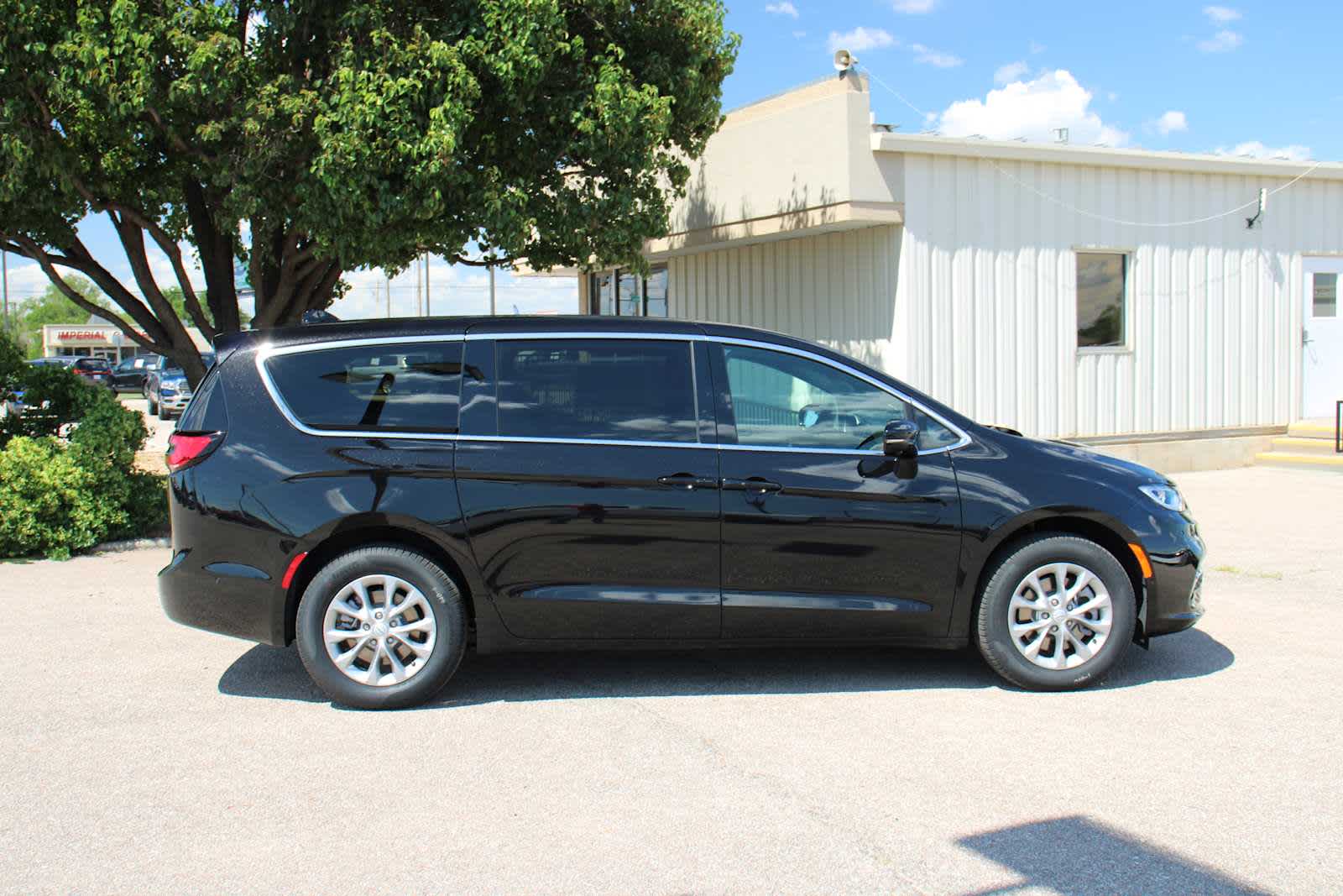 2025 Chrysler Pacifica photo 3