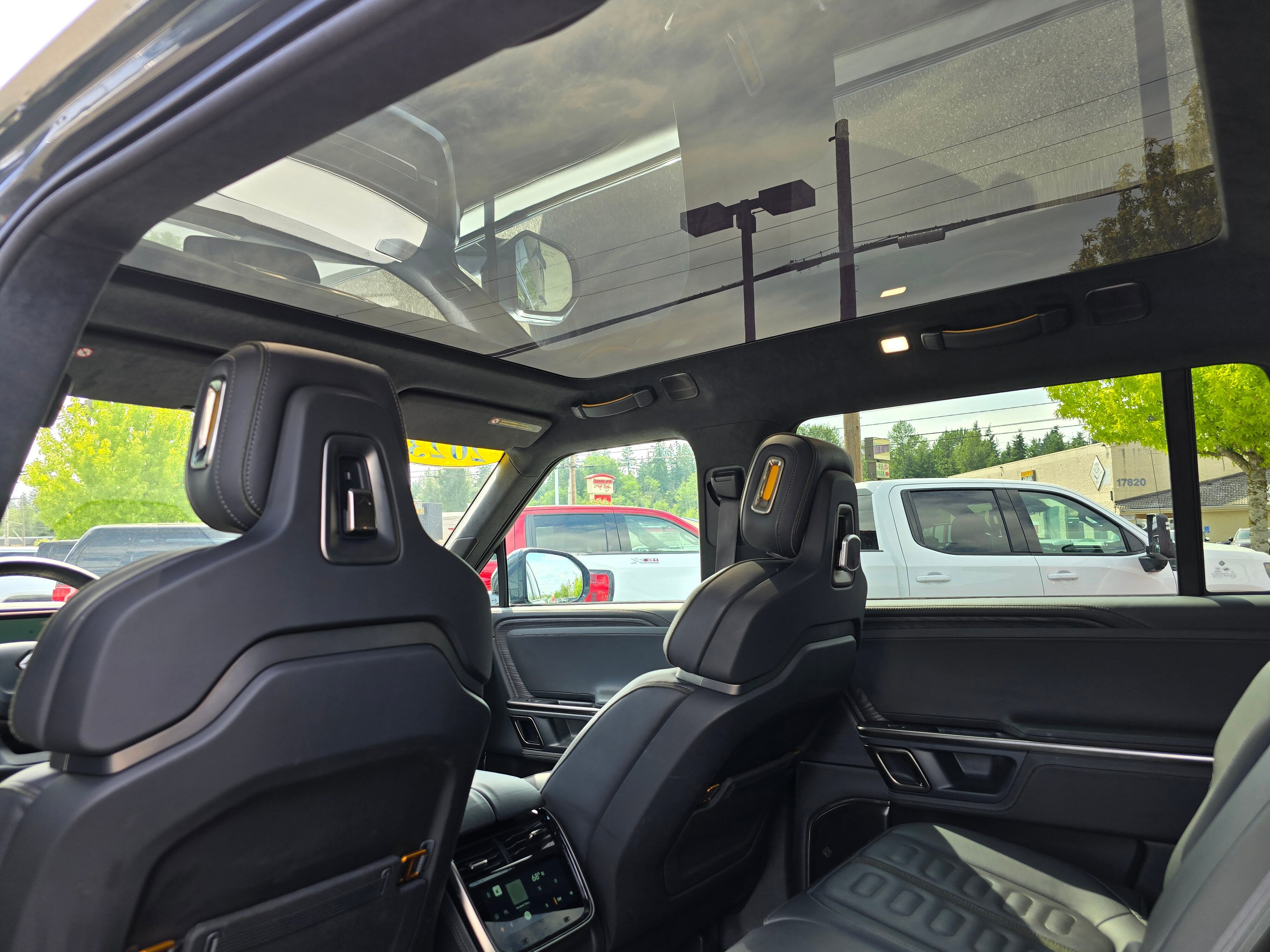 2023 Rivian R1S Adventure photo 2