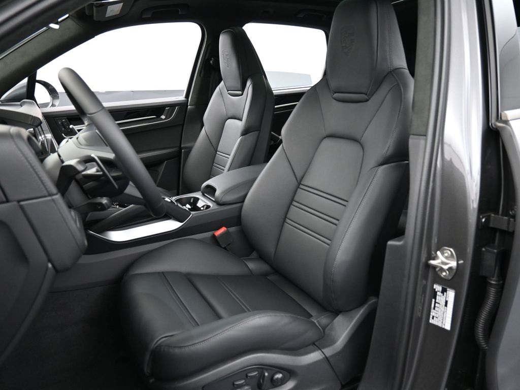 2025 Porsche Cayenne Turbo E-Hybrid photo 4