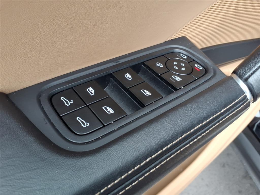 2023 Porsche Cayenne Coupe Platinum Edition photo 8