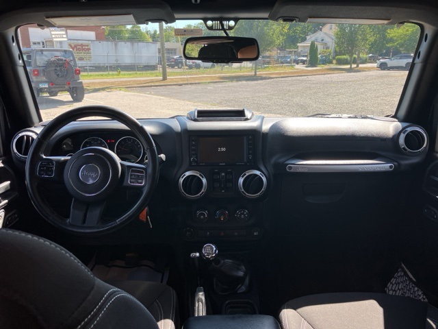 2015 Jeep Wrangler Unlimited Rubicon photo 16